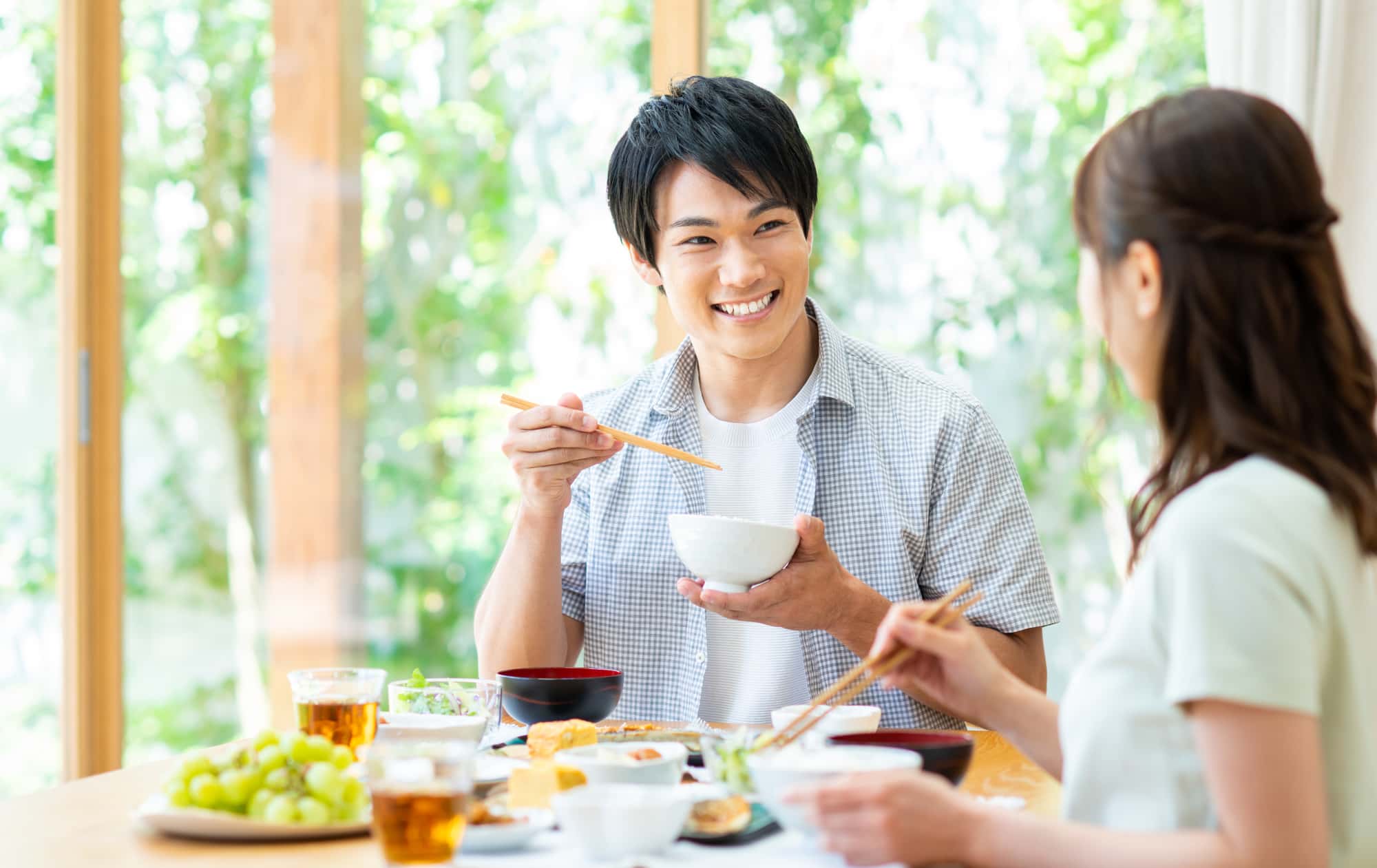 虫歯を治療して食事を楽しむ男性
