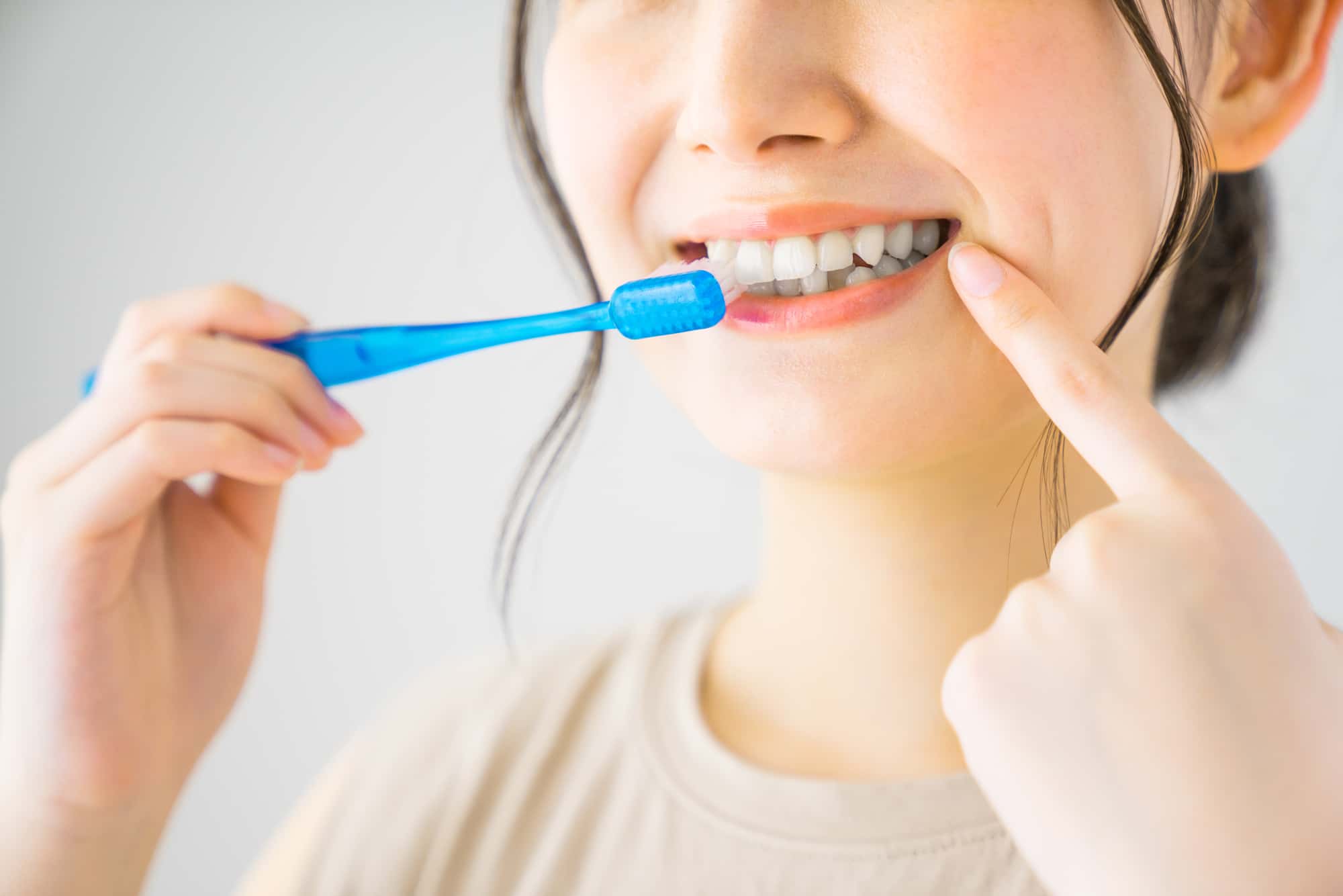 正しい歯みがき習慣を身に付けた女性