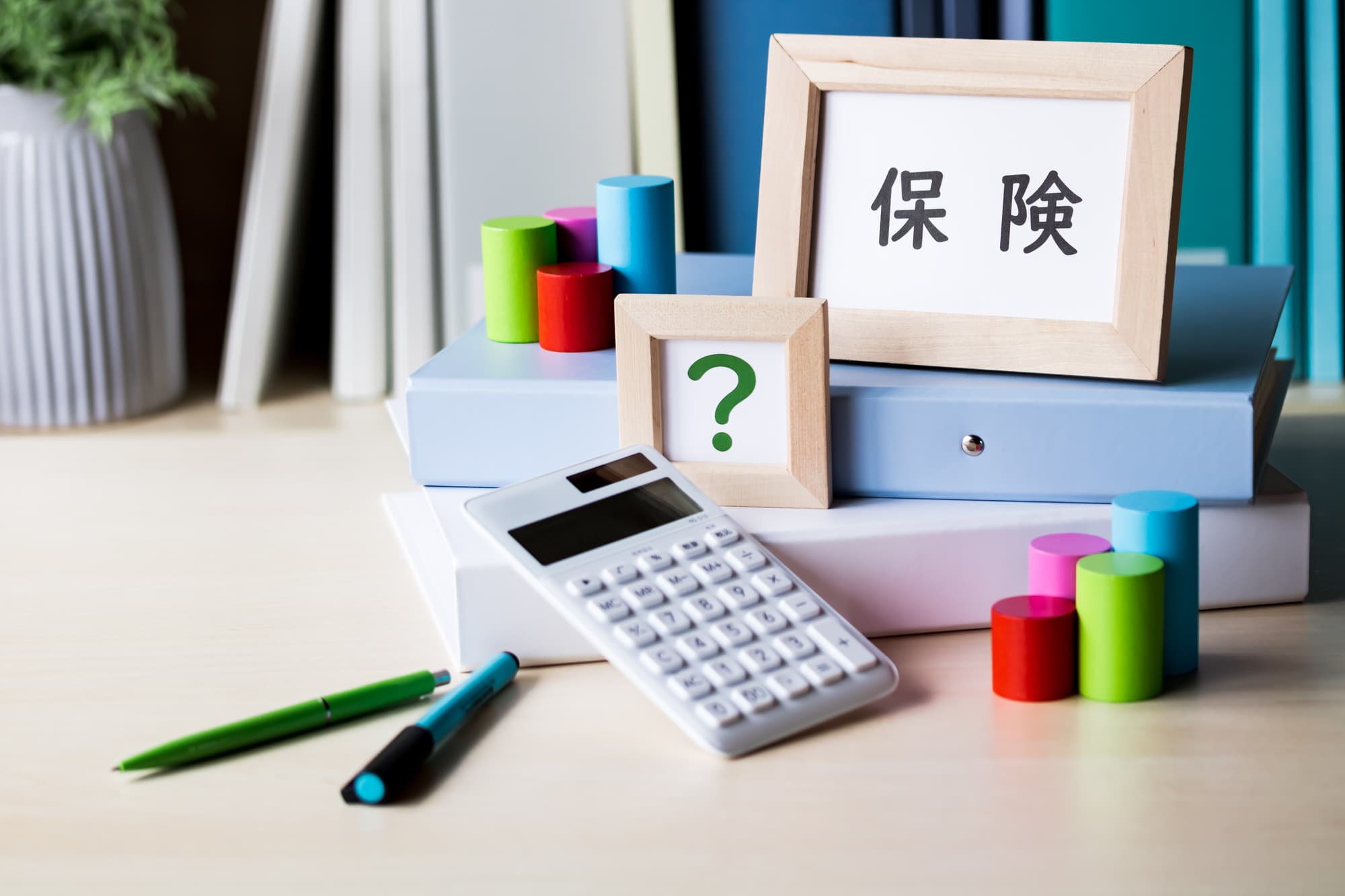 マウスピース矯正の費用と保険適用について説明するイメージ