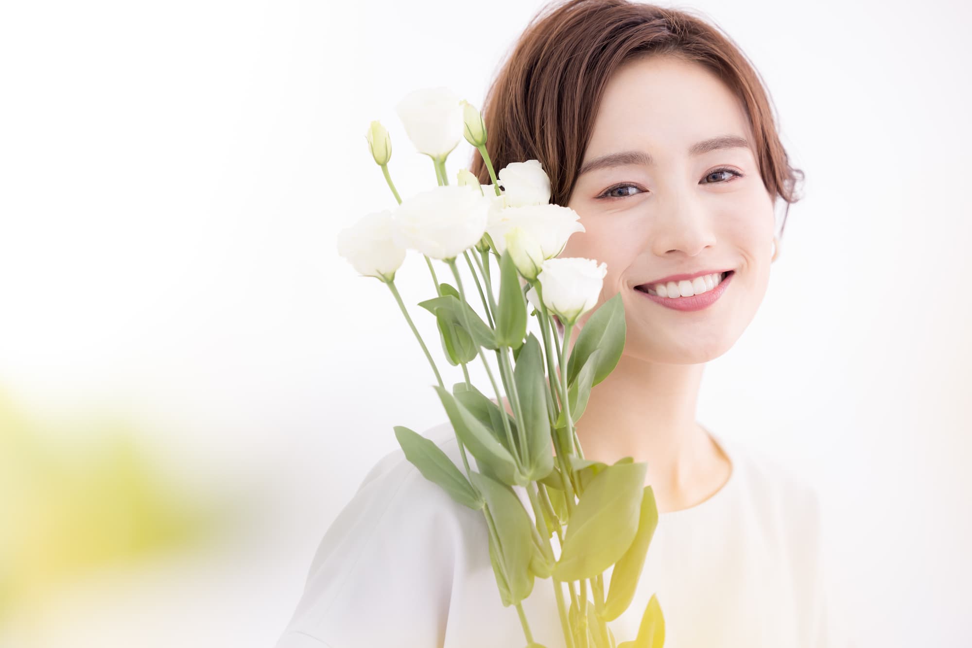 花束を持って笑顔の女性