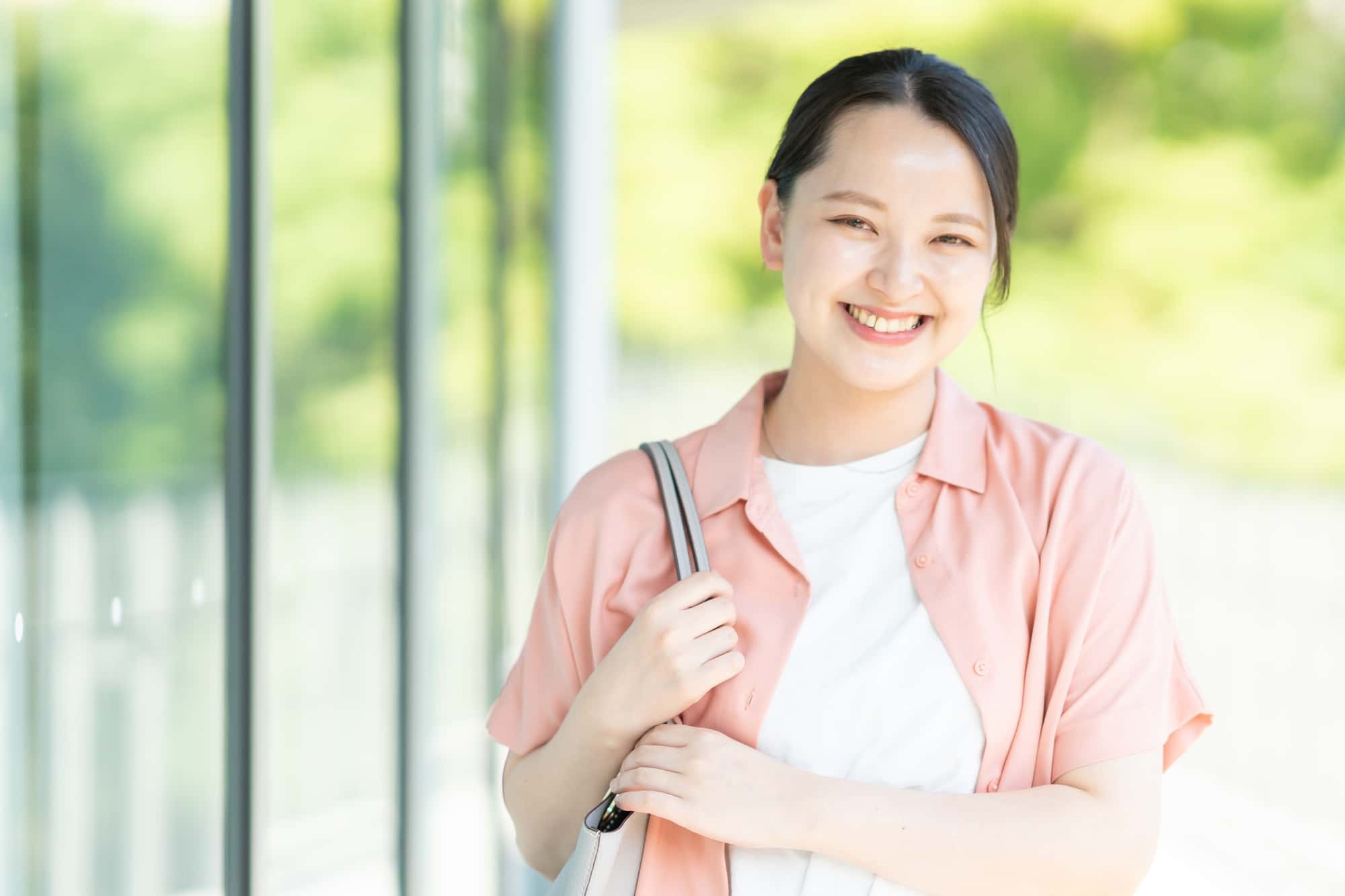 マウスピース矯正をした綺麗な歯ならびで笑う女性