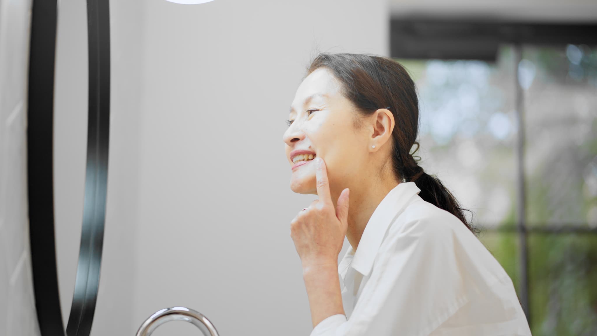 歯周病で歯ぐきの出血が気になっているシニア女性
