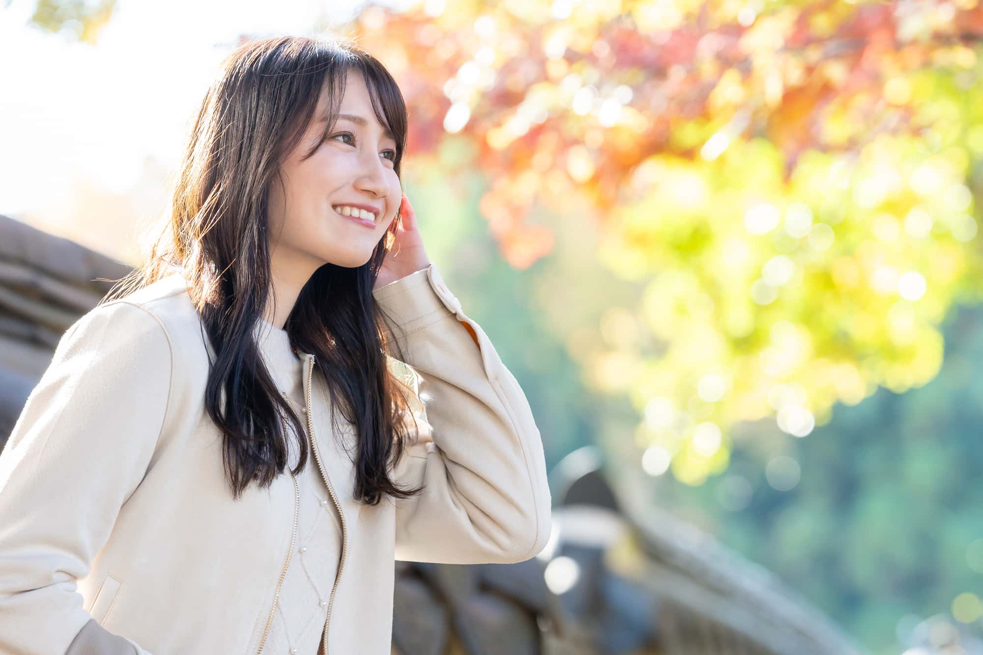 前歯をマウスピースで矯正した笑顔の女性