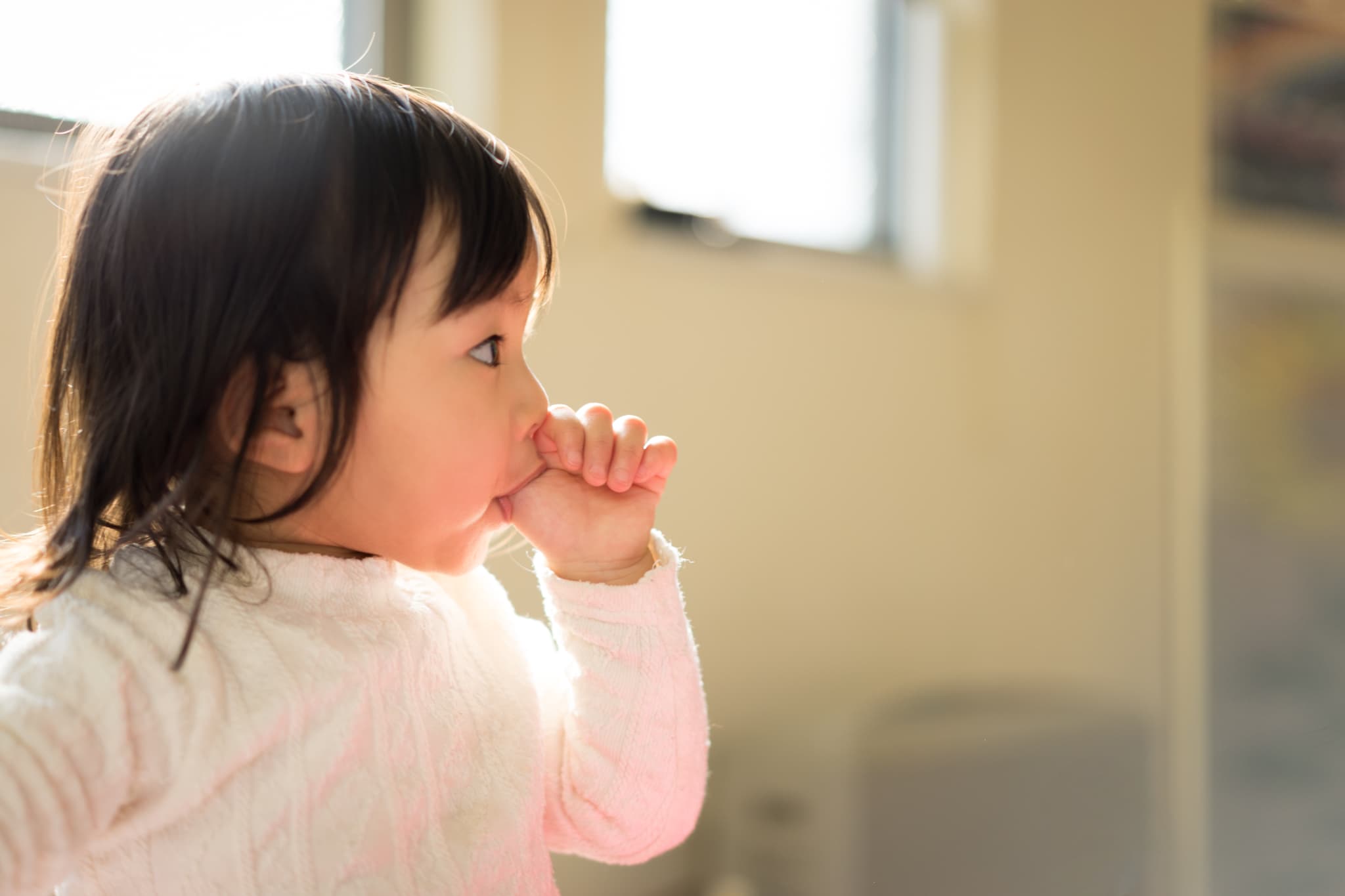 指しゃぶりする幼い子ども
