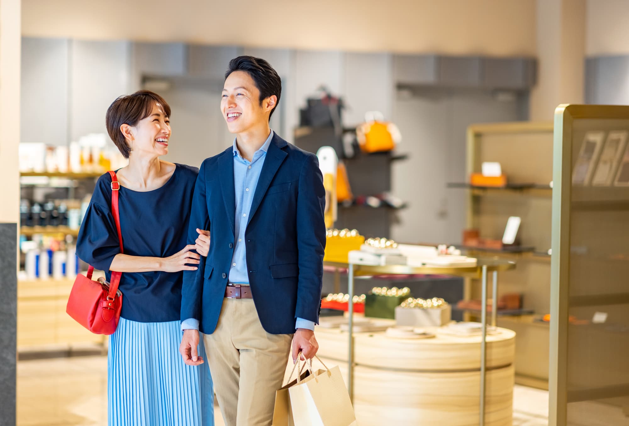 腕を組んでショッピングを楽しむ夫婦