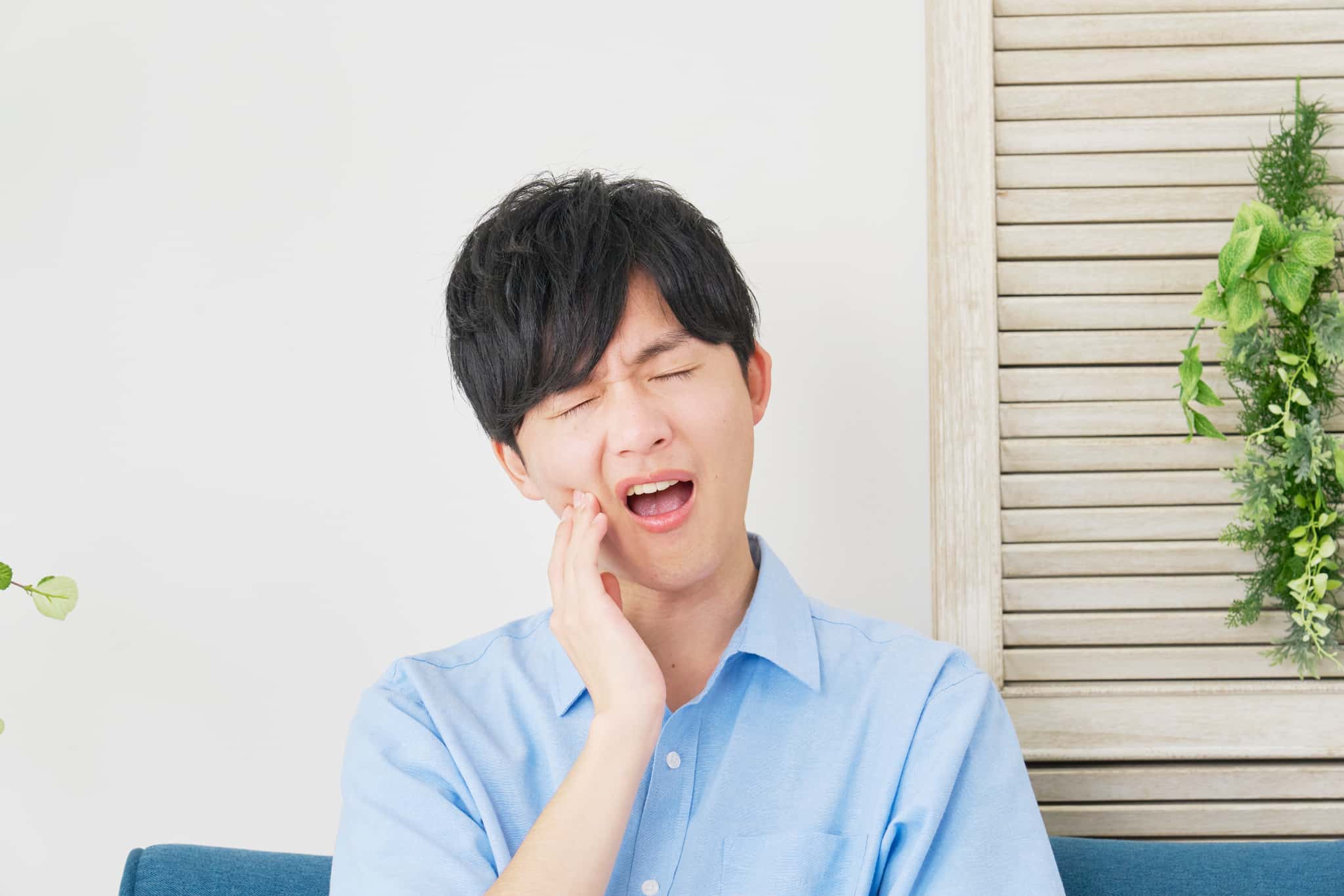 矯正治療後に後戻りを起こす原因になる虫歯ができた男性