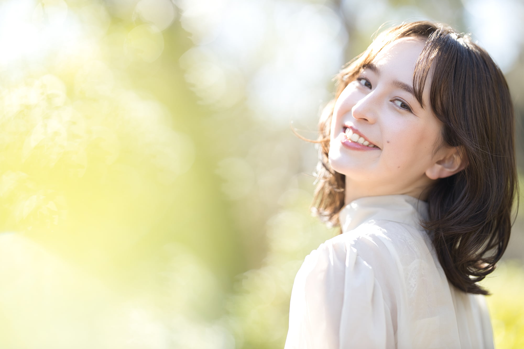 審美歯科で前歯をきれいにした笑顔の女性