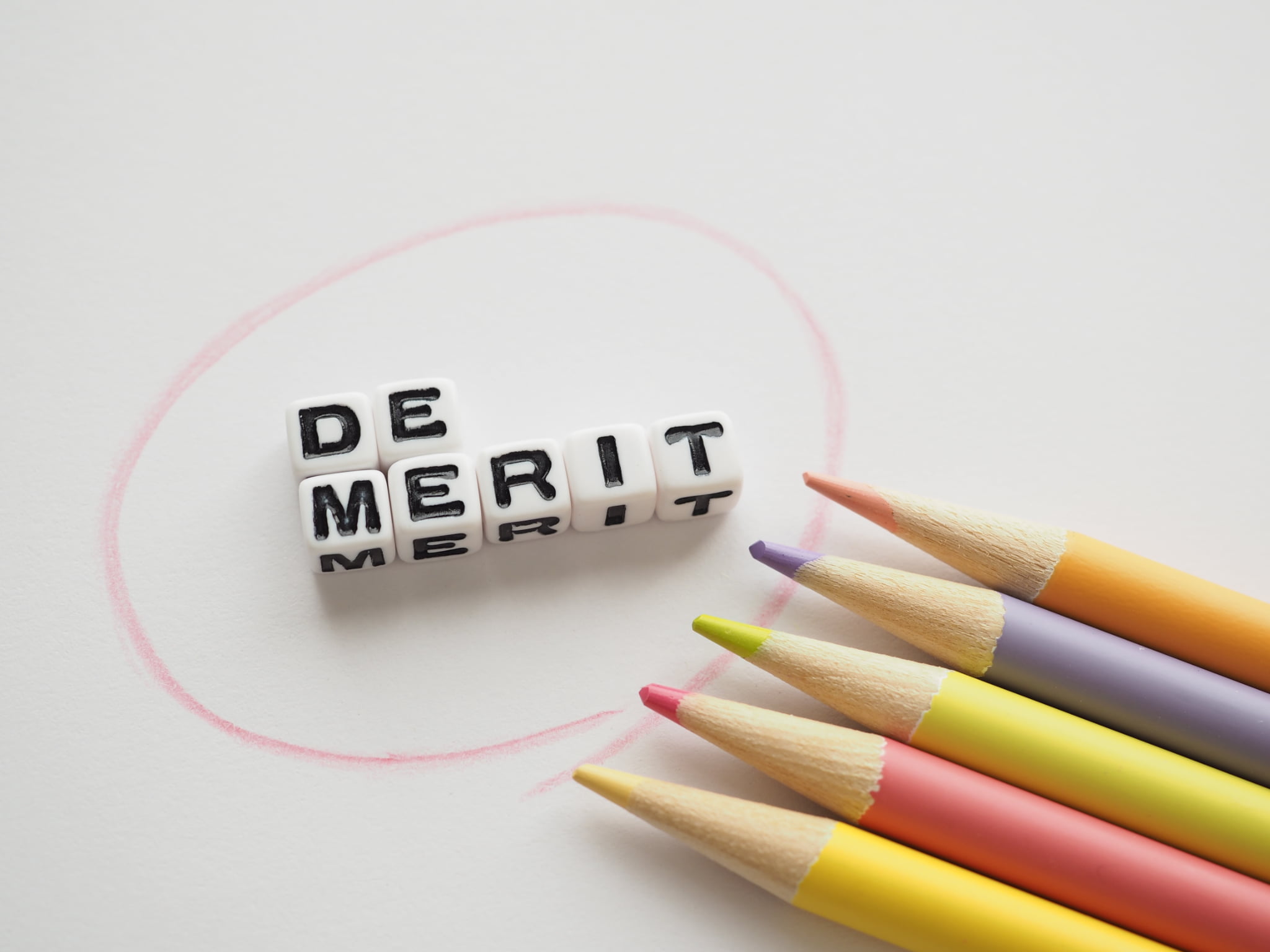 審美歯科で前歯をきれいにするデメリットを説明するイメージ