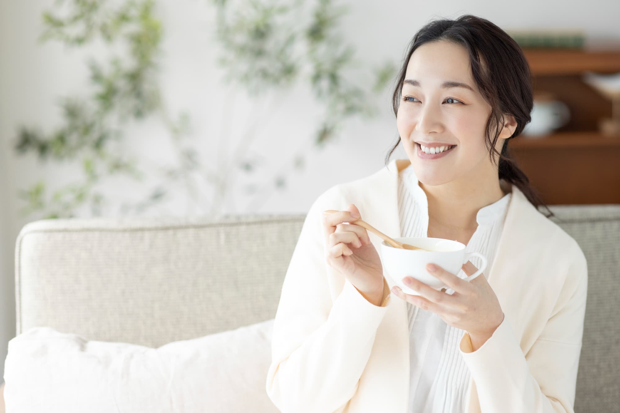 歯の神経の治療が終わり美味しく食事をいただく女性