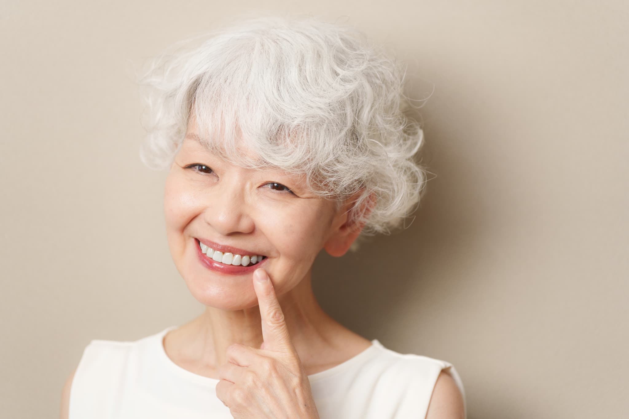 インプラント治療を受けたシニア女性