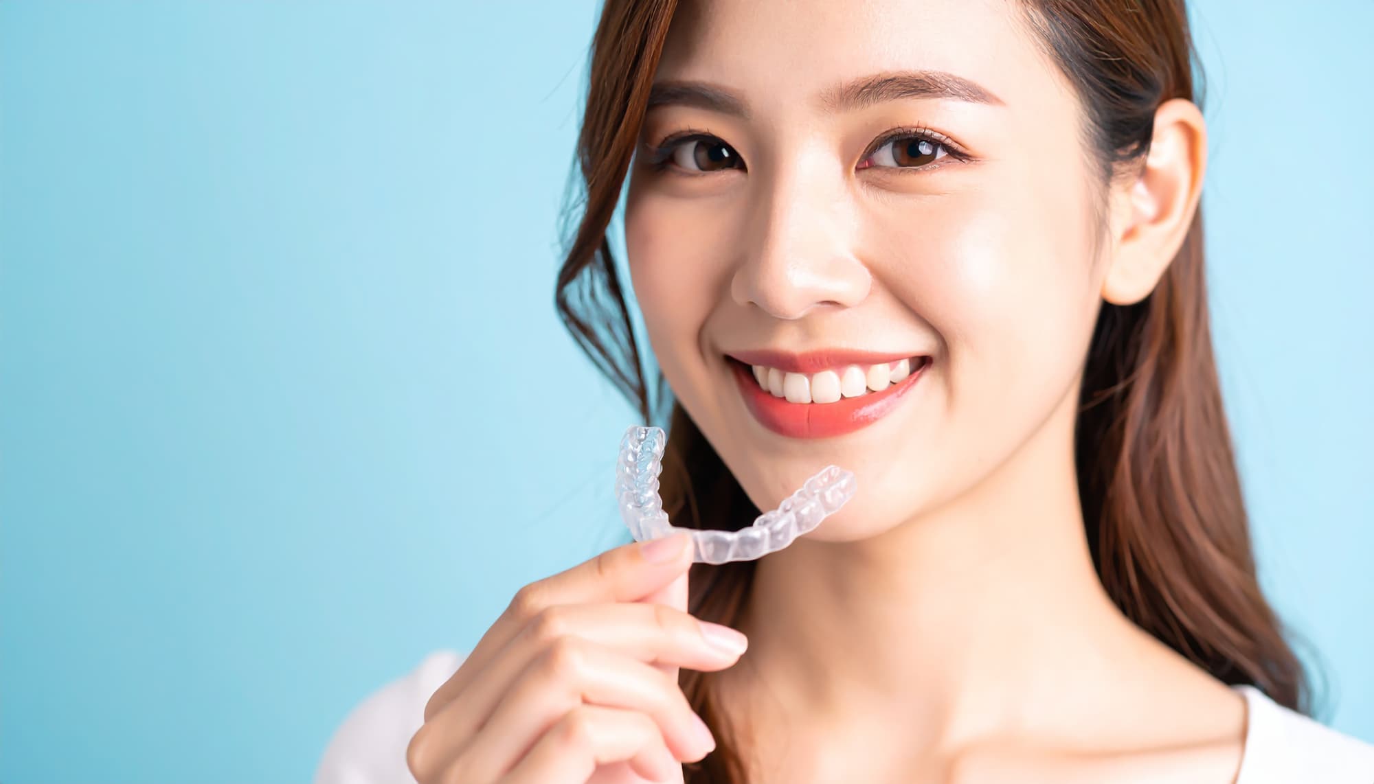 マウスピース矯正をする笑顔の女性