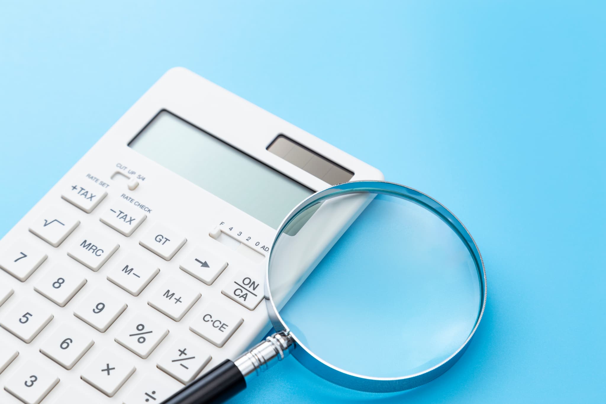 歯の矯正の費用を調べるイメージ