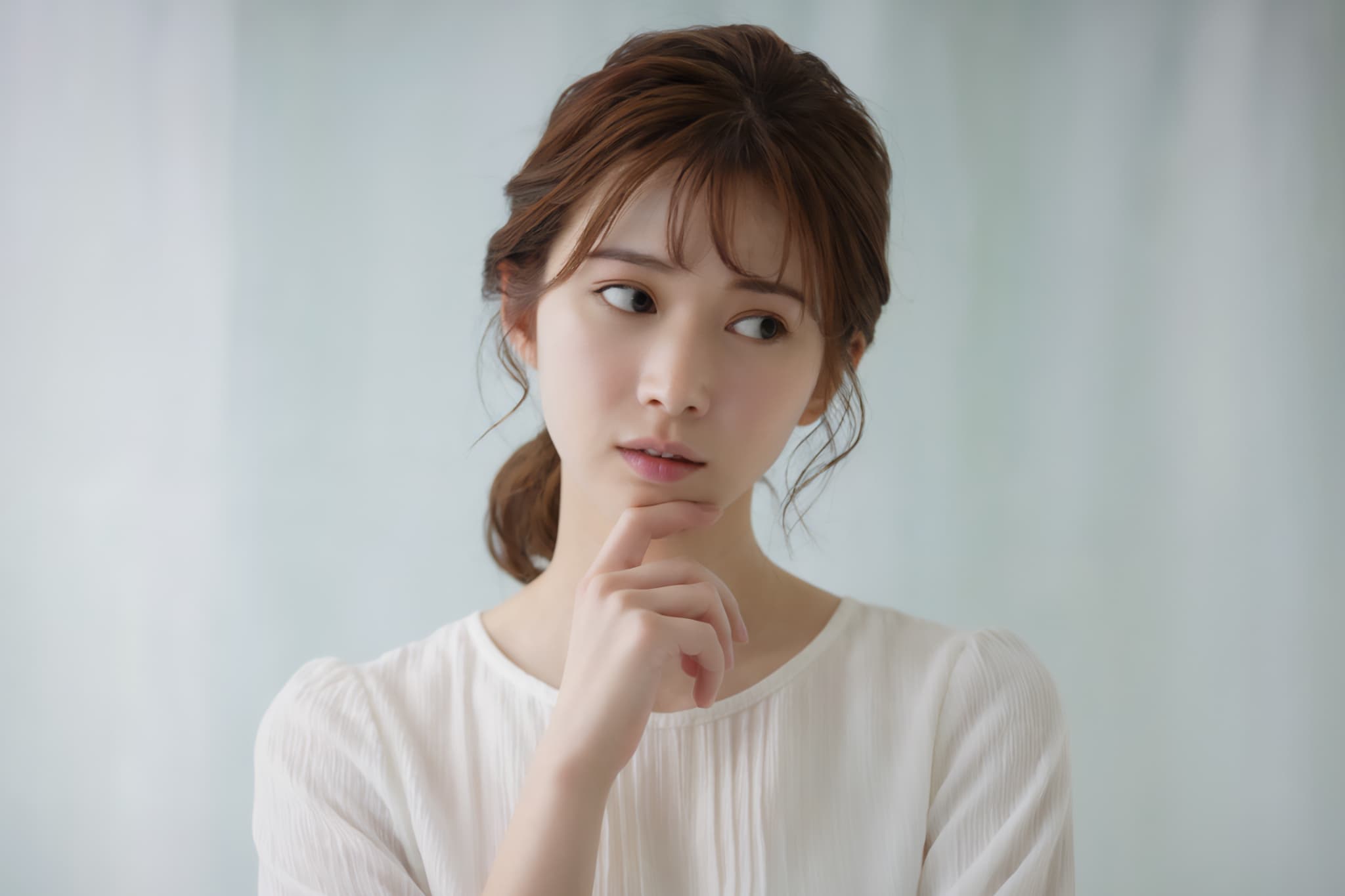 歯の矯正の費用はどうして高いのか考える女性