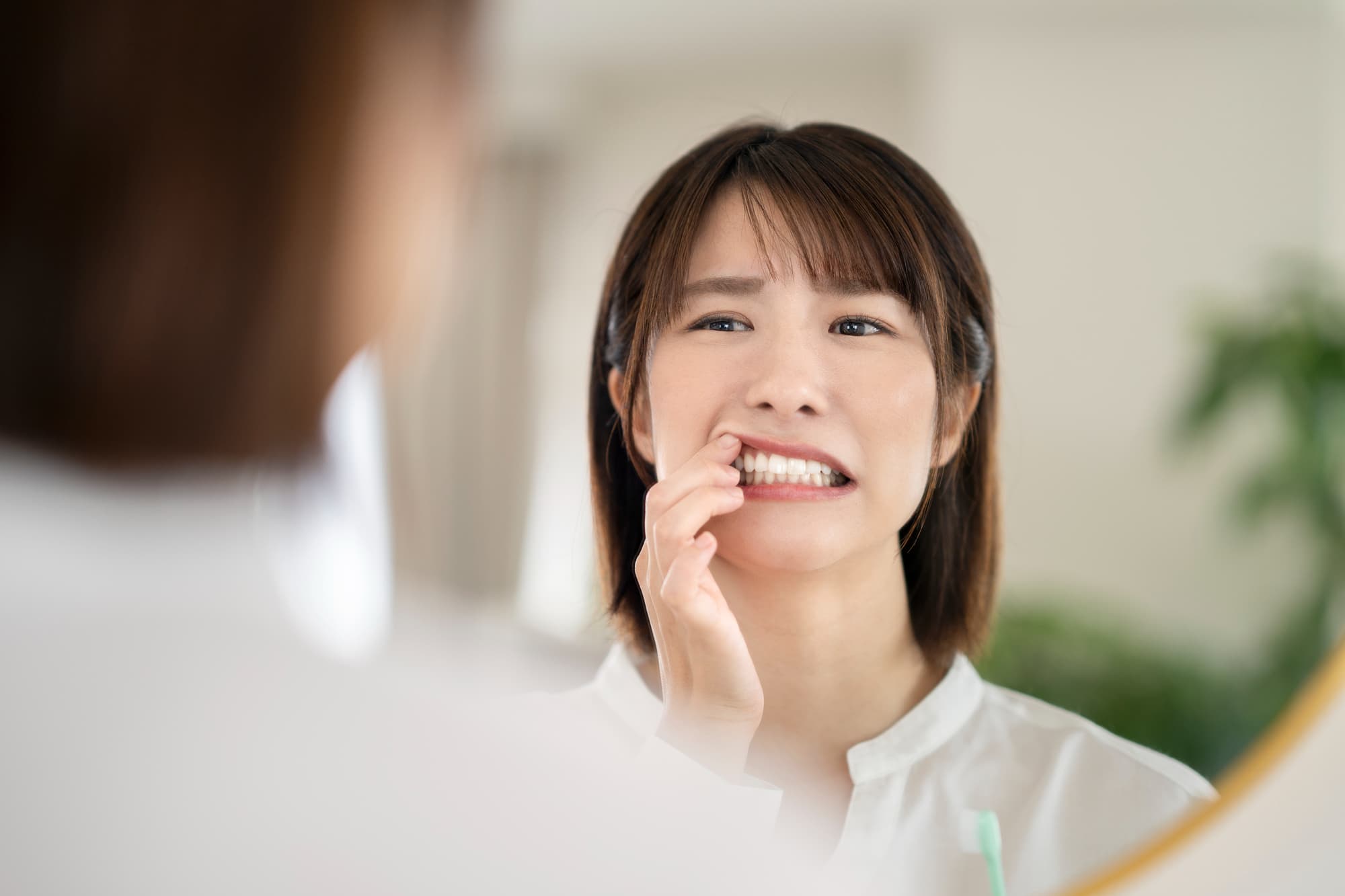 銀歯を気にする女性