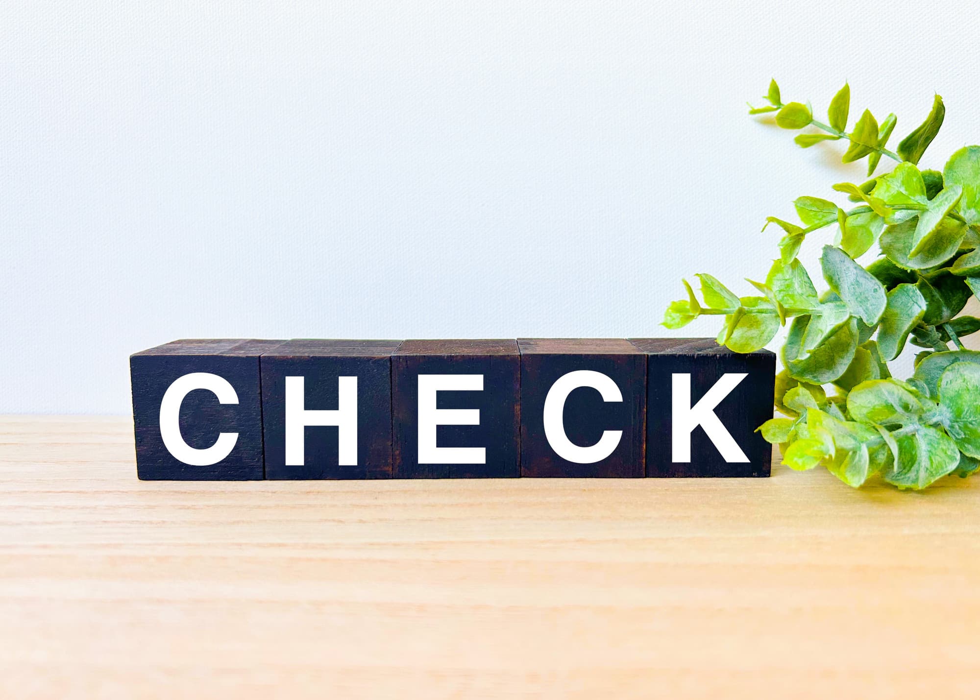 銀歯を白くする場合の注意点をチェックするイメージ