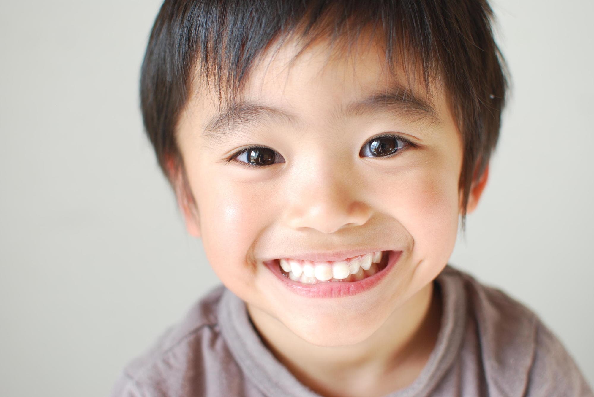 床矯正で綺麗な歯並びになった男の子