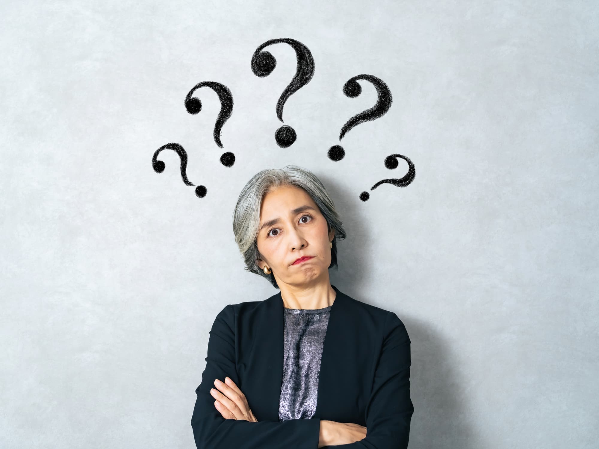 インプラント治療は痛いのか考える女性