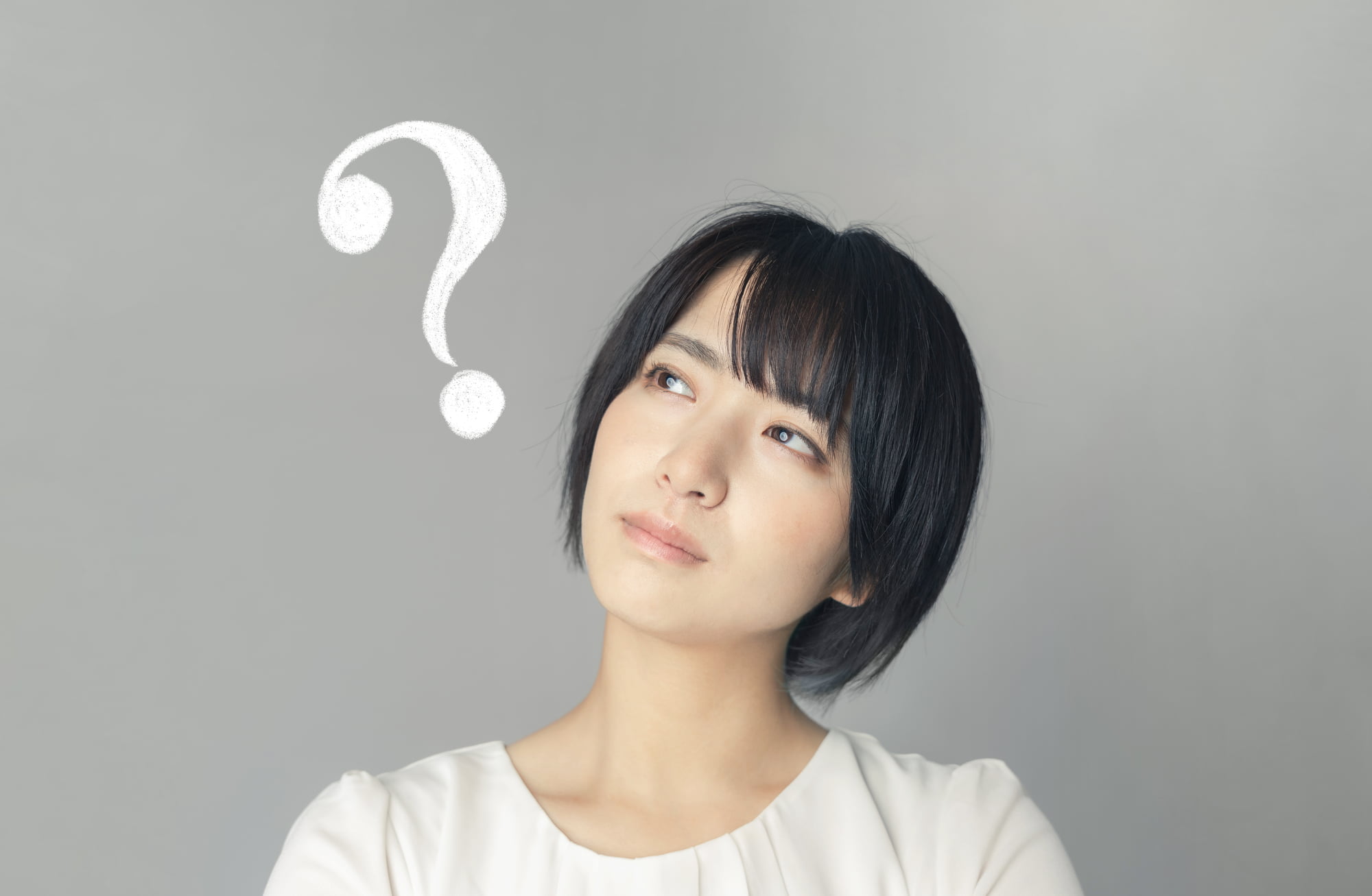 親知らずが生える時期には個人差があるのか考える女性