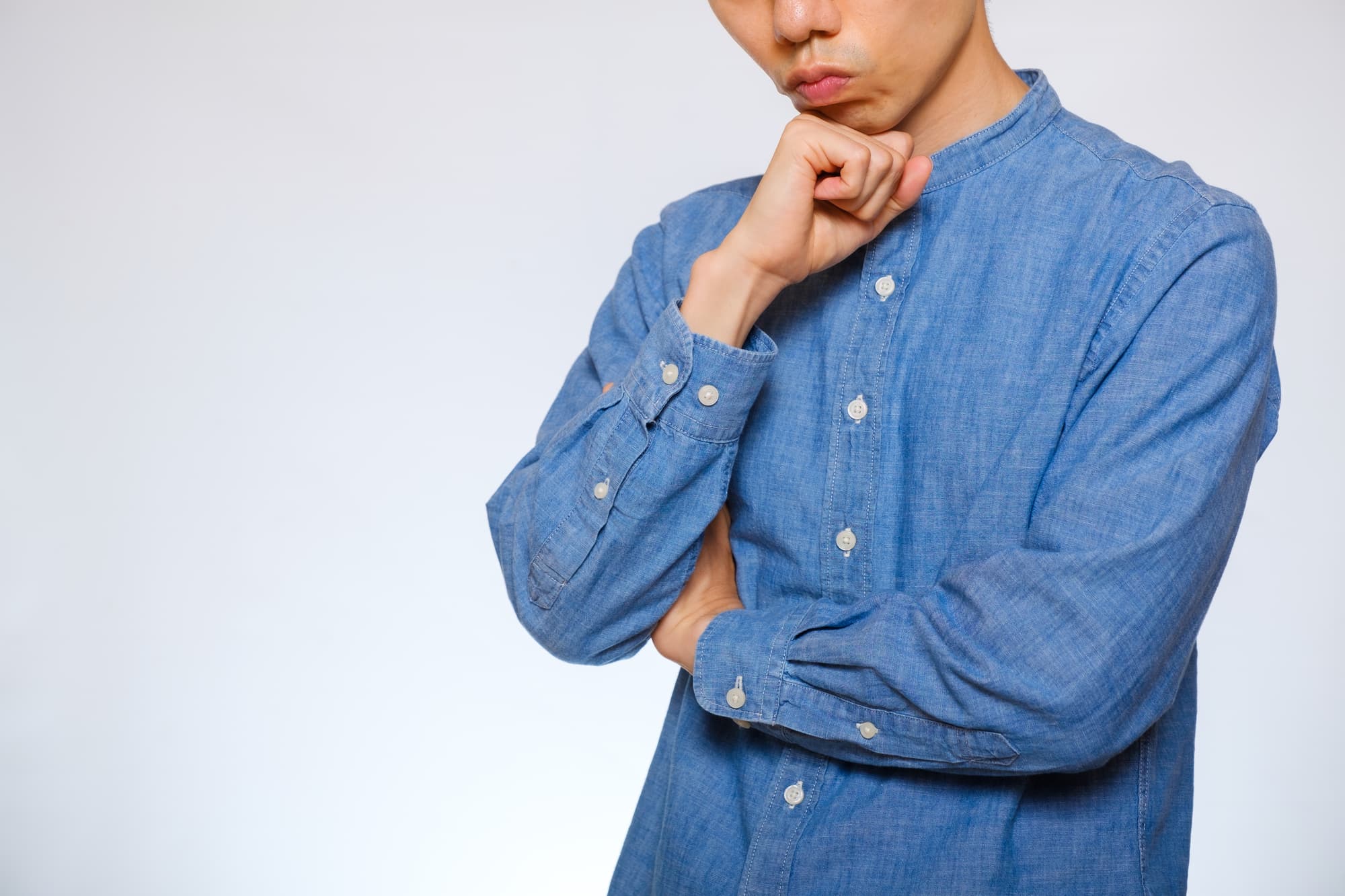 出っ歯のままだとどのようなリスクがあるのか考える男性