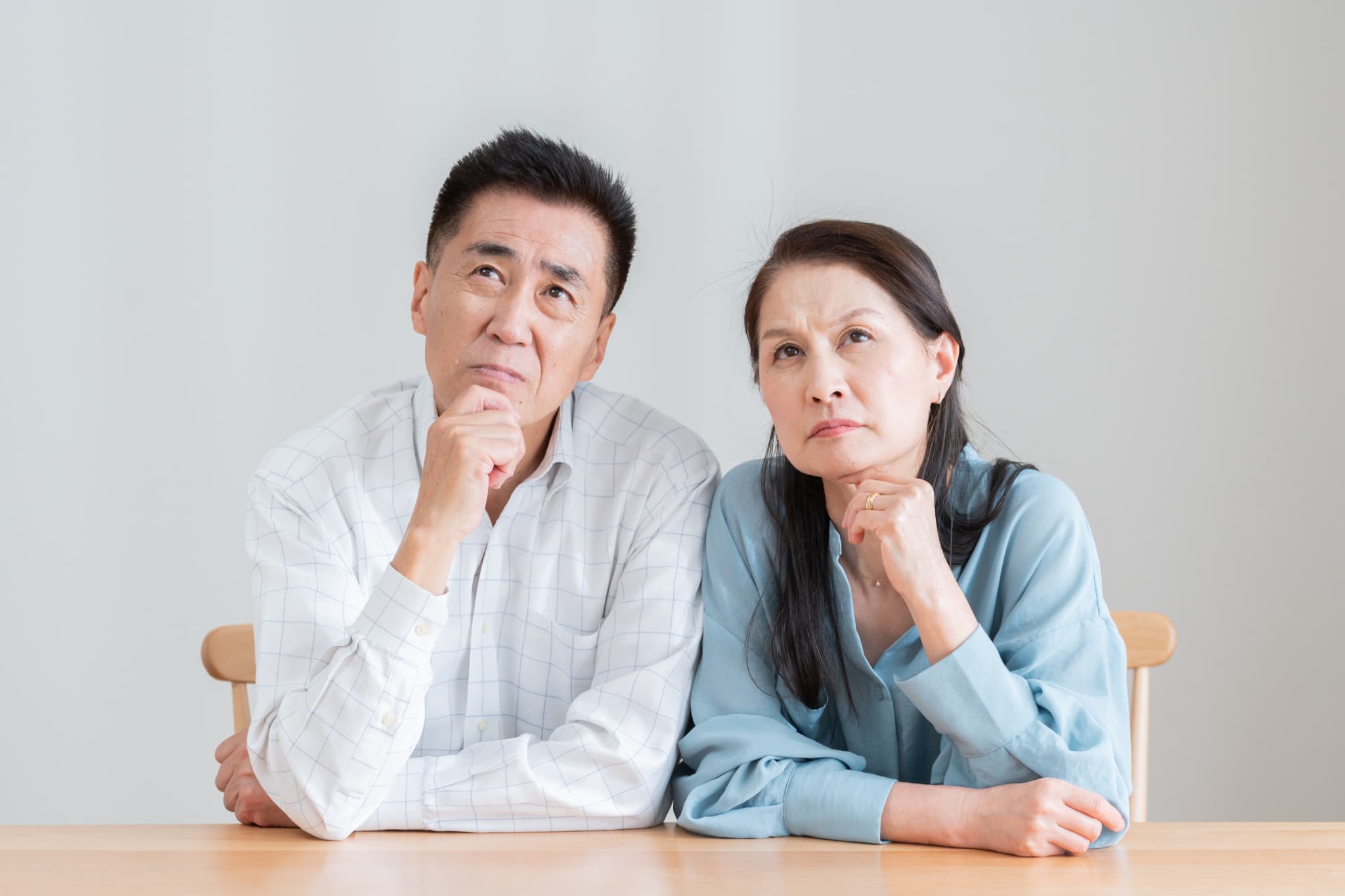 入れ歯とインプラントの違いを考える高齢夫婦