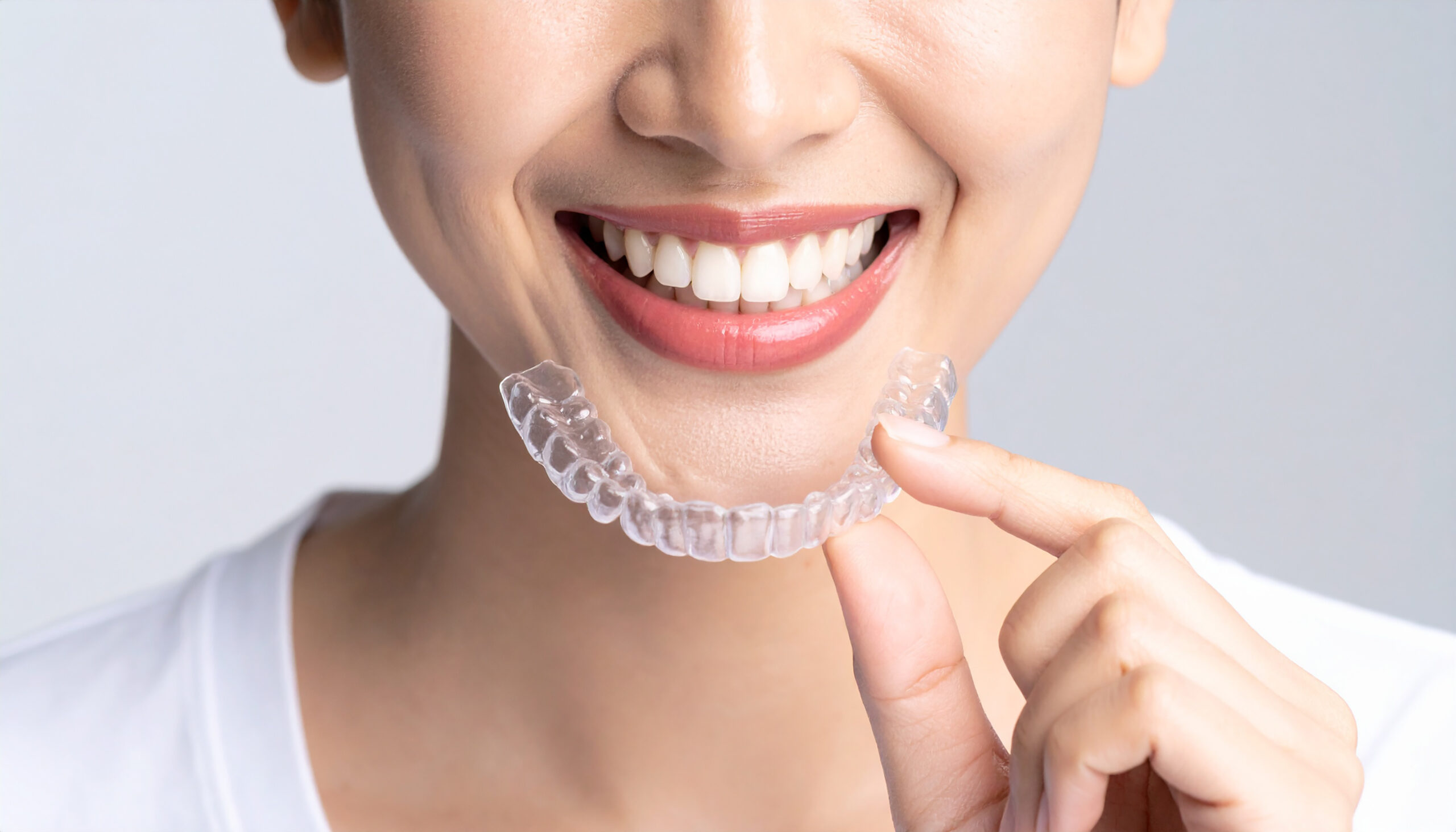 マウスピース矯正で八重歯を治療する女性