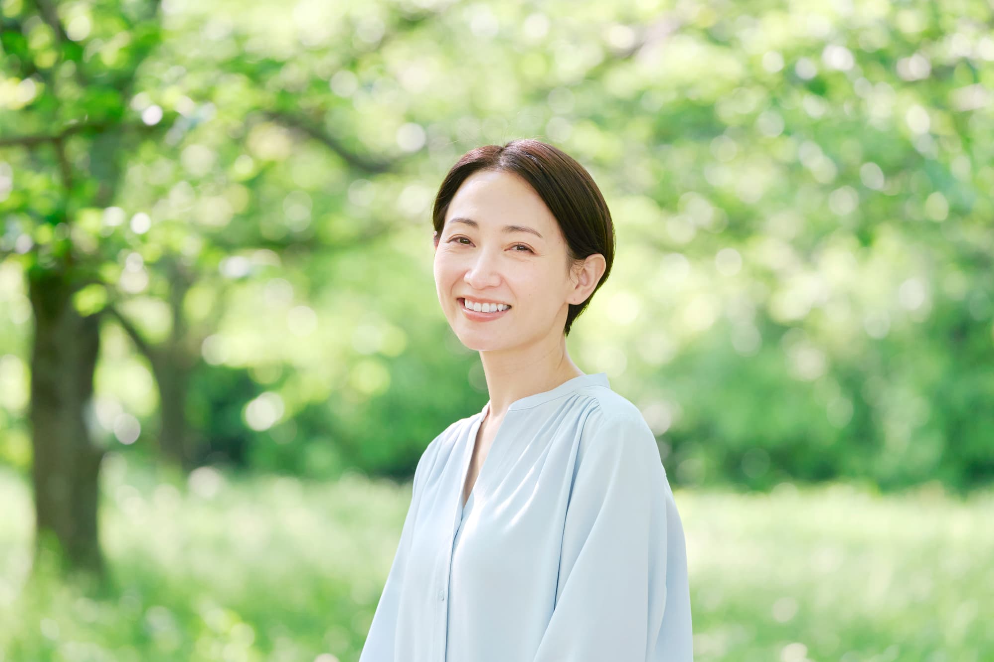 自分に合った歯の詰め物が選べて笑顔の女性