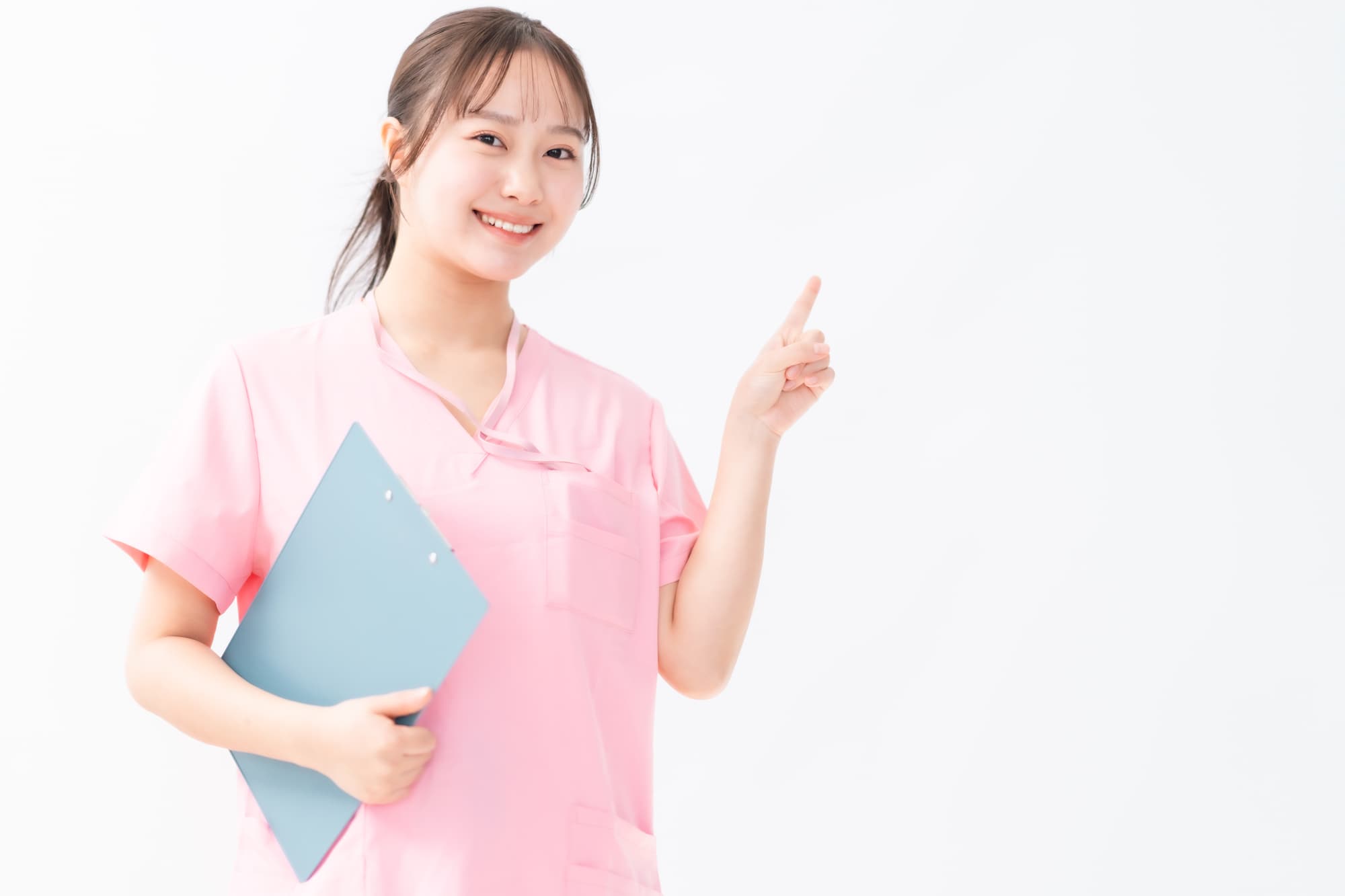 歯の被せ物を装着する理由を伝える歯科医師の女性