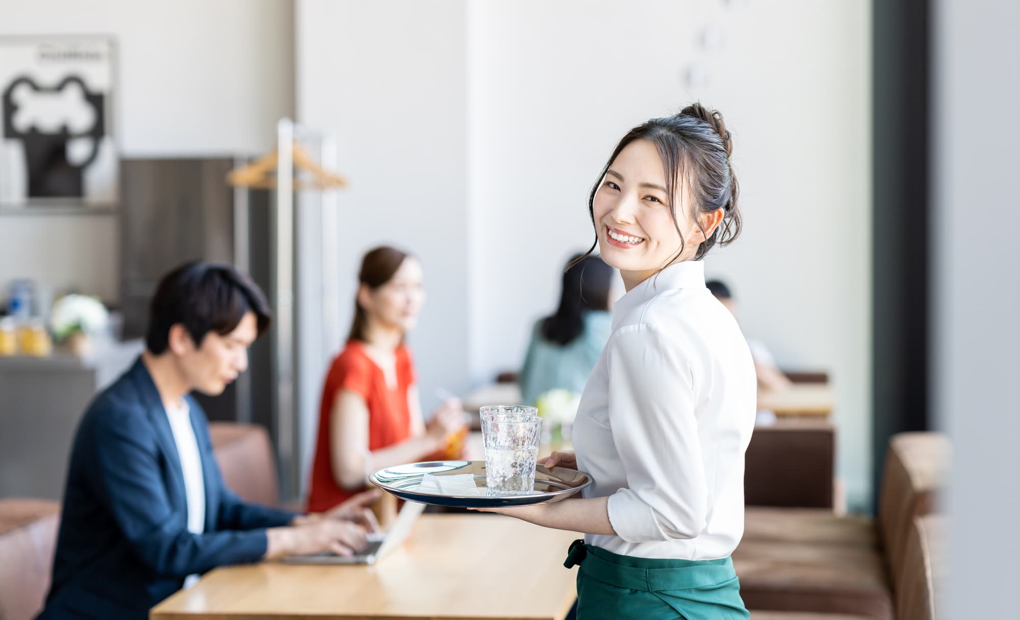 不正咬合を矯正した笑顔で働く女性