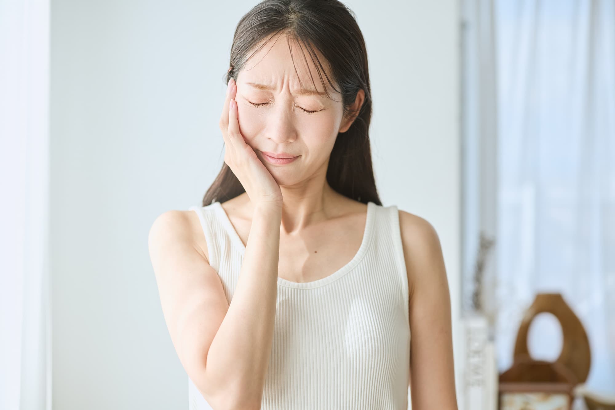 ワイヤー矯正中の歯磨きを怠り虫歯になった女性