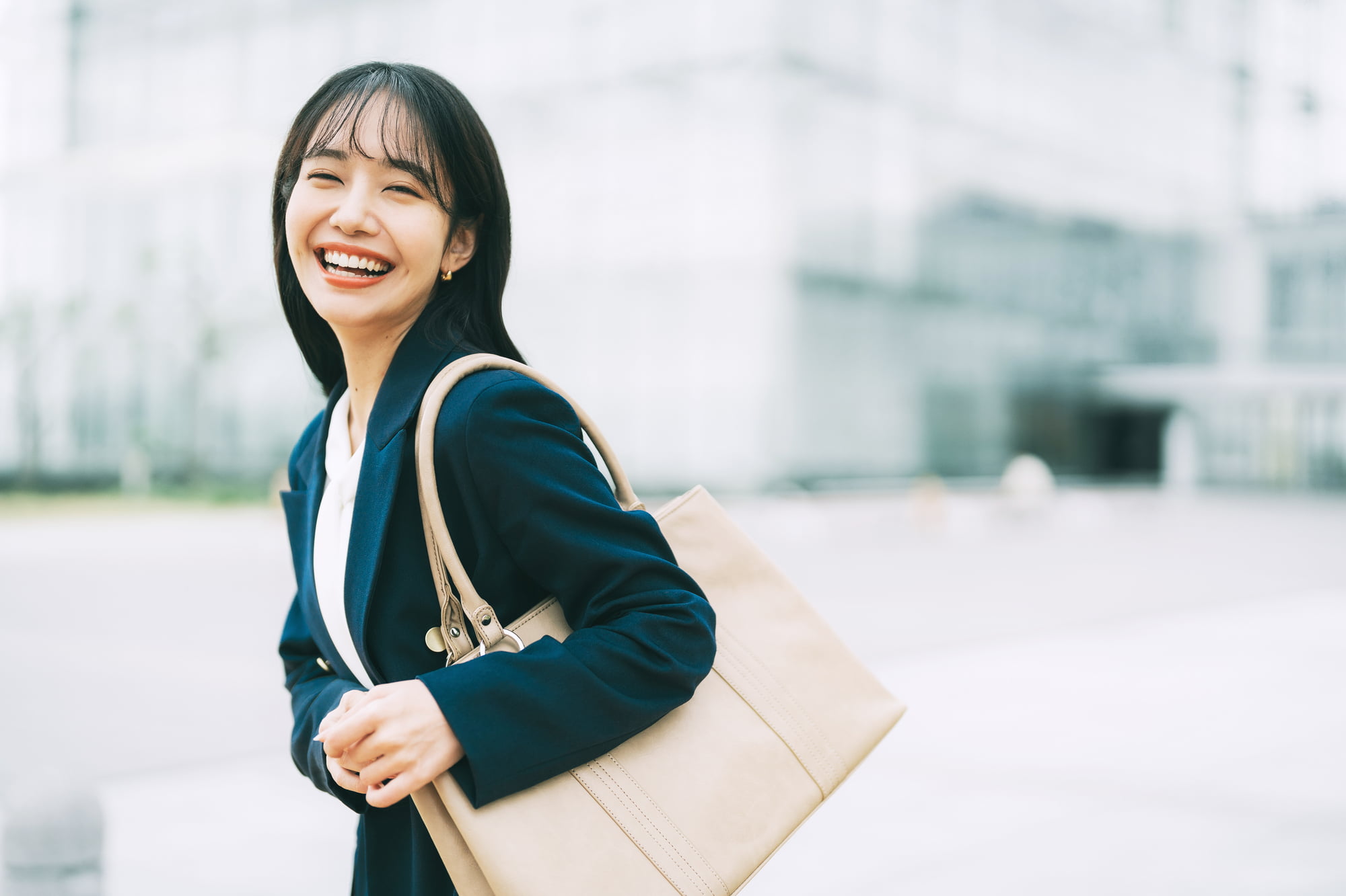 セラミックの歯を選択したことに満足して笑う女性
