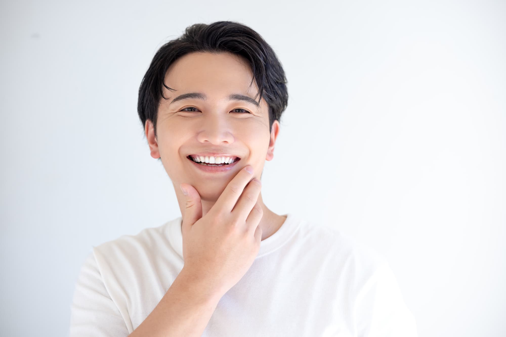 毎日のお口ケアと生活習慣の見直しで健康に過ごす笑顔の男性