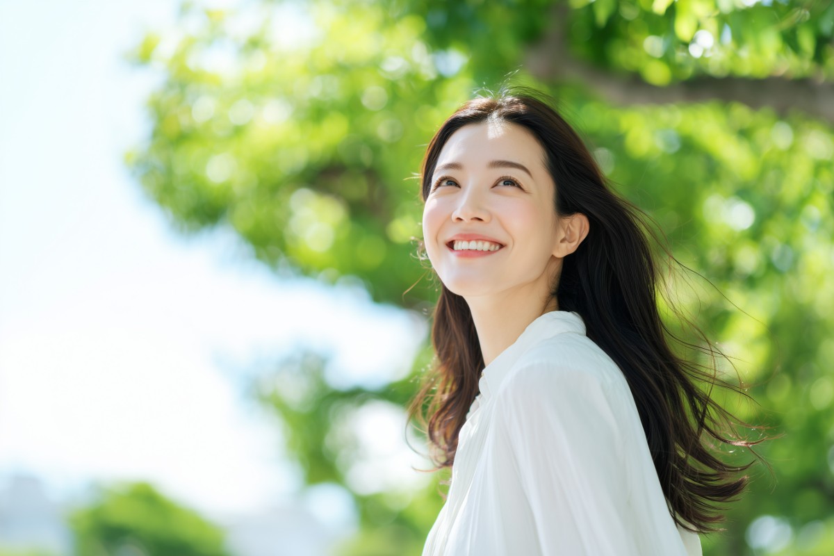 矯正で整った歯並びになった笑顔の女性