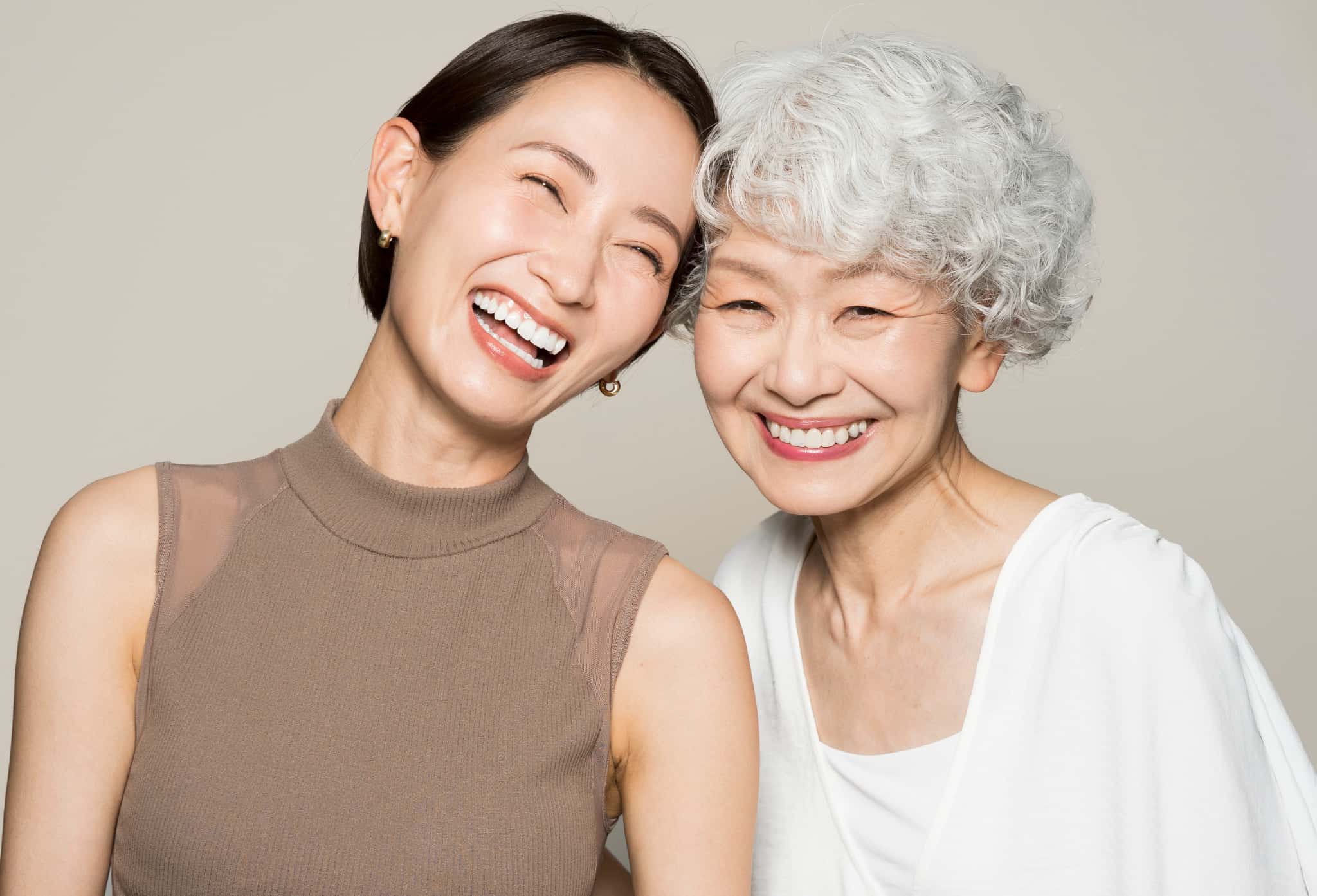 ホワイトニングで白くなった歯に満足して笑う二人の女性