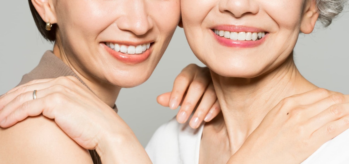 ホワイトニングをした二人の女性の口元