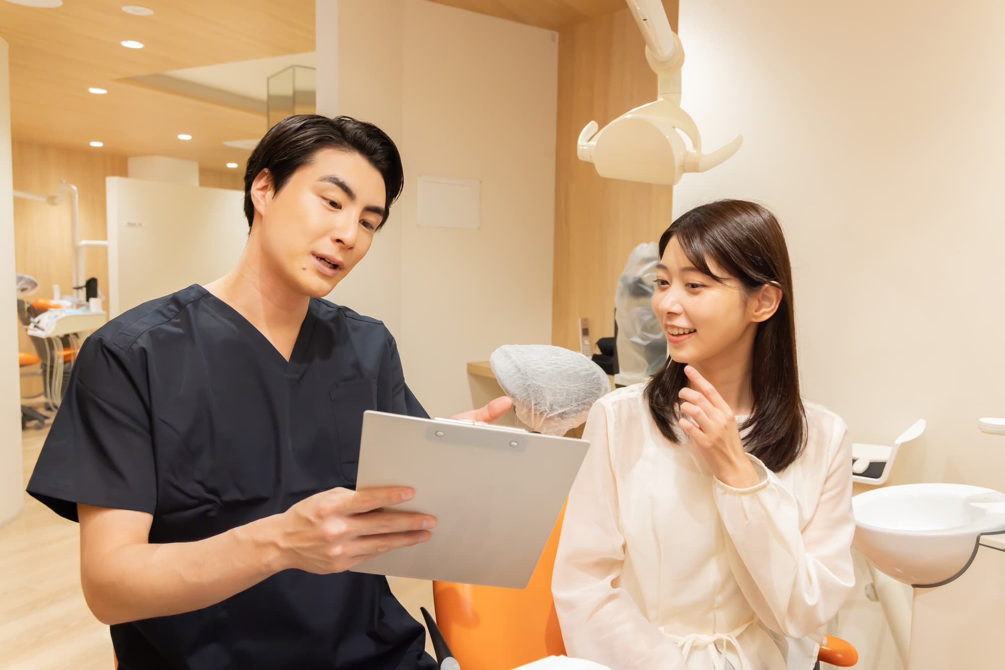 矯正治療中に滑舌が悪くなって歯科医に相談する女性