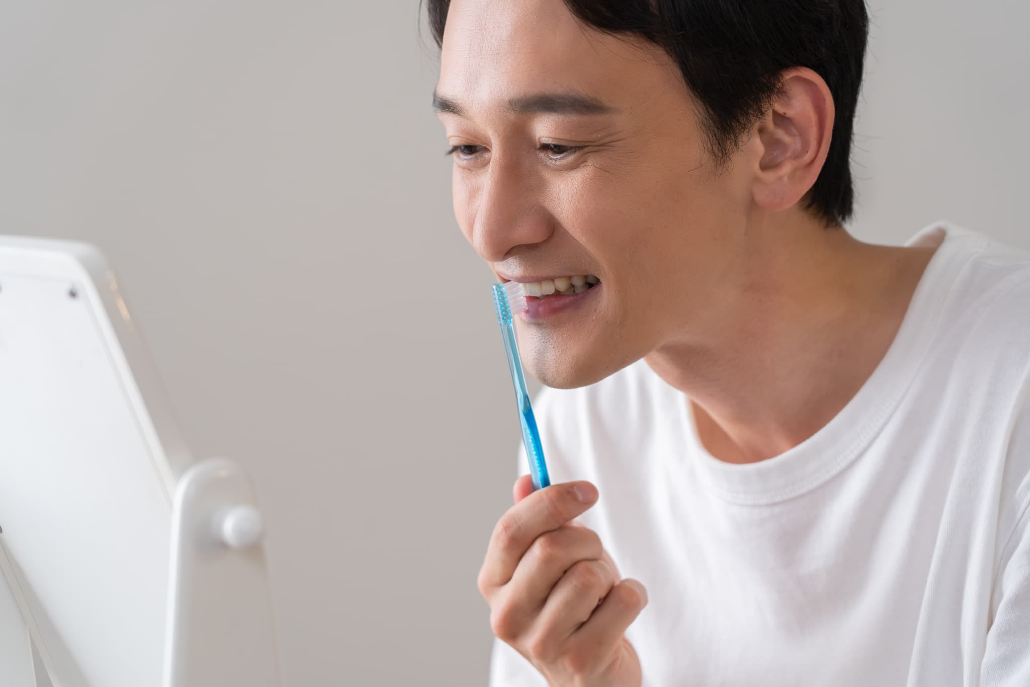 丁寧に歯磨きをする男性