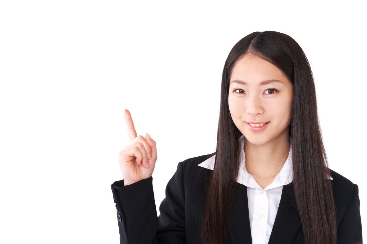 セラミックの歯が欠けるのを防ぐコツを紹介する女性