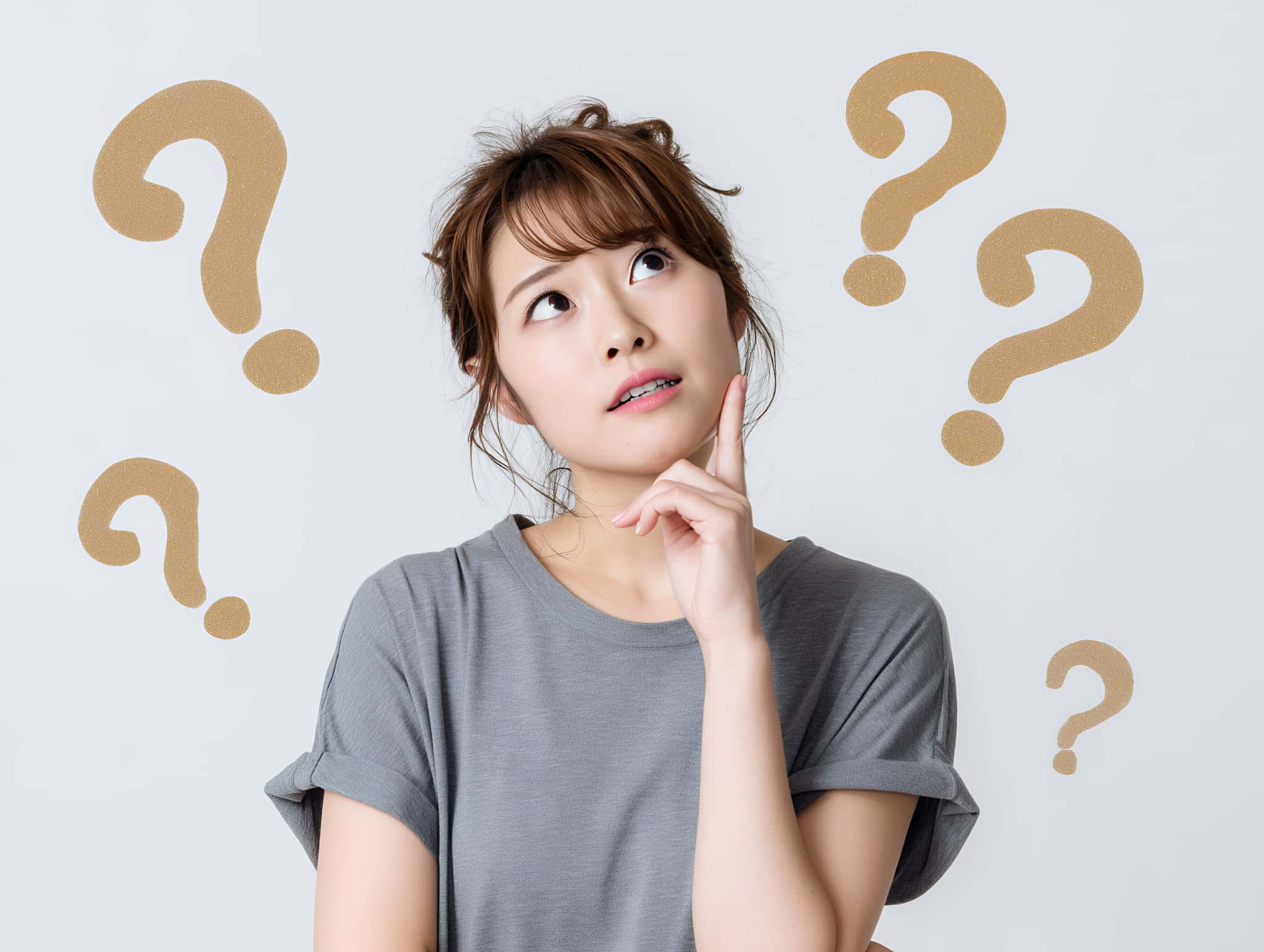 斜めに生えた親知らずを抜歯する必要があるか考えている女性