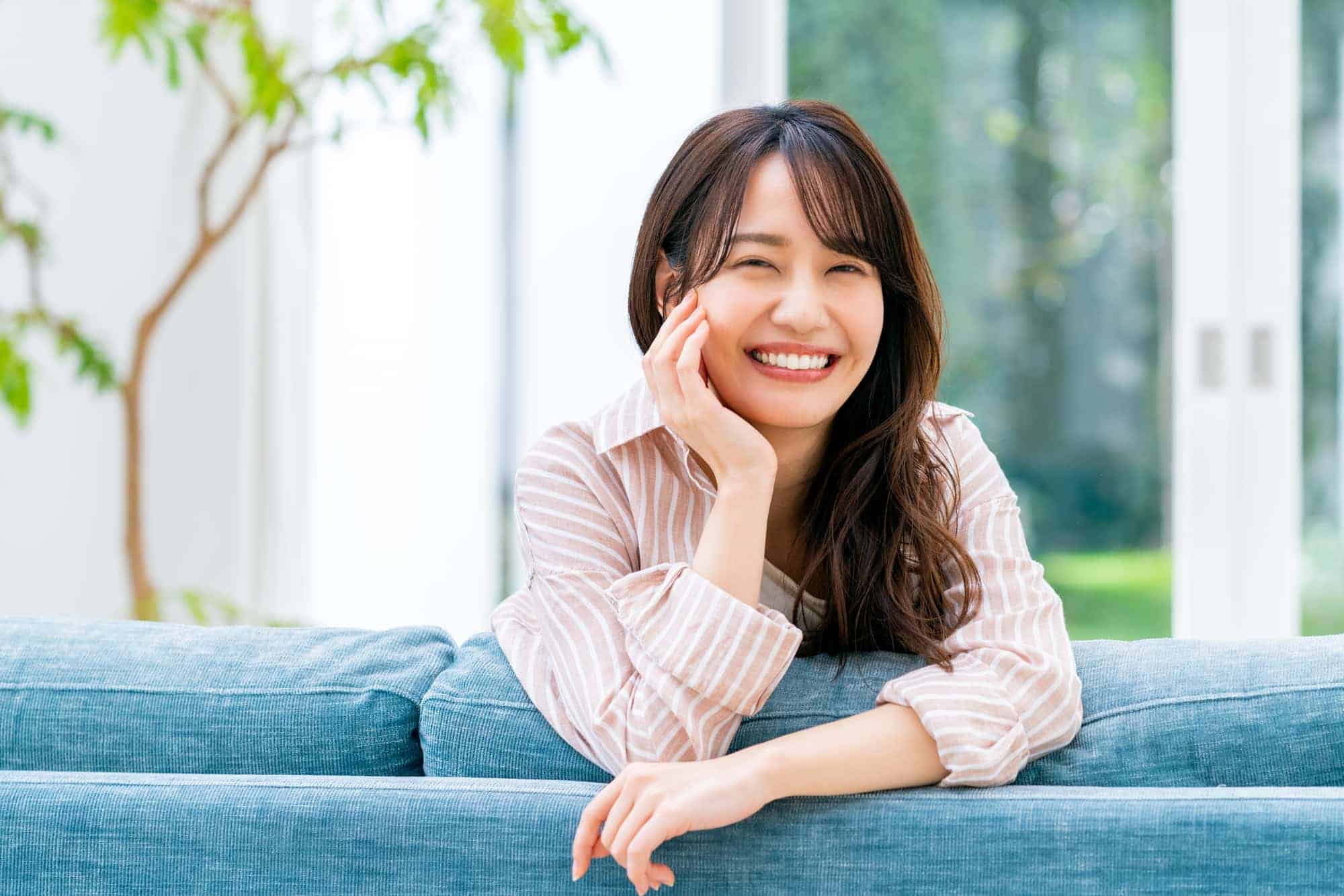 斜めに生えた親知らずを抜歯する治療に満足して笑う女性