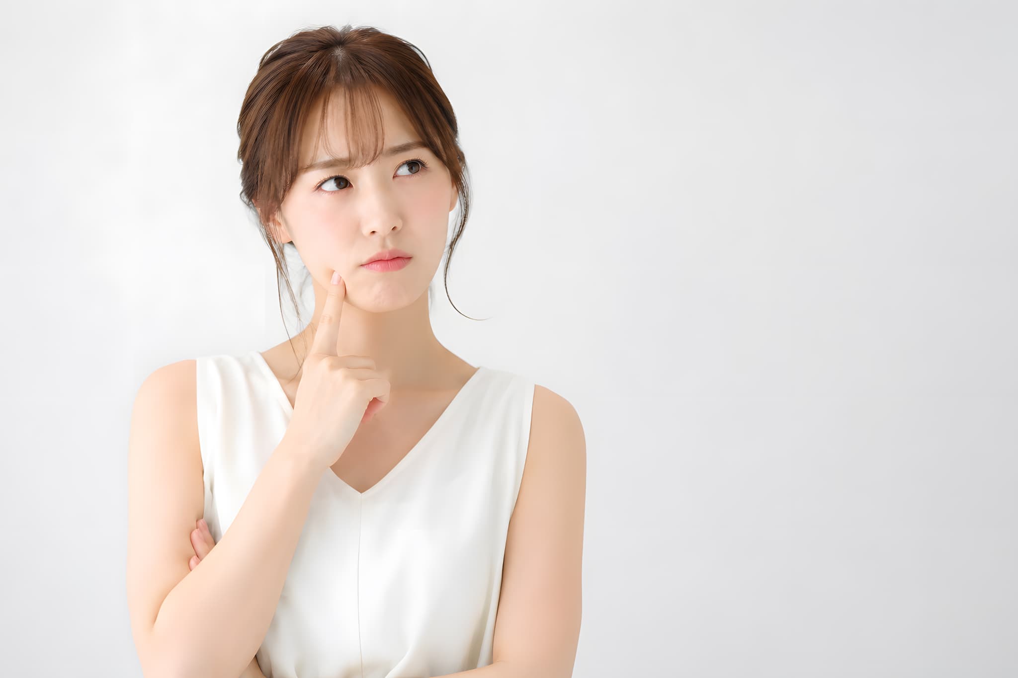 マウスピース矯正で受け口は治せるのか考える女性