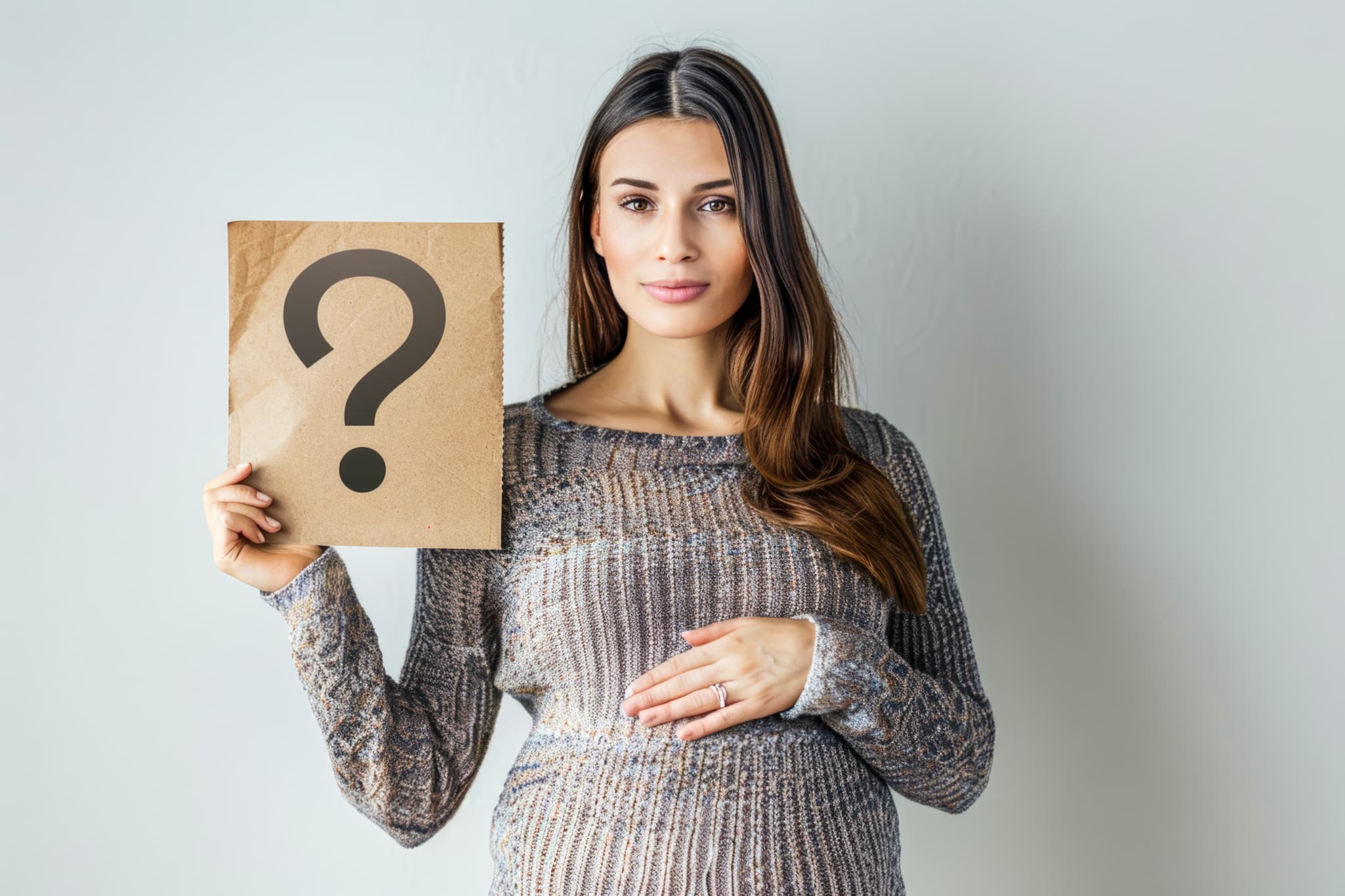 妊娠中でもインプラント治療は受けられるのか問いかける女性